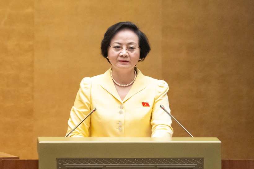 Bộ trưởng Bộ Nội vụ Phạm Thị Thanh Trà trình bày tờ trình (Ảnh: Media Quốc hội).
