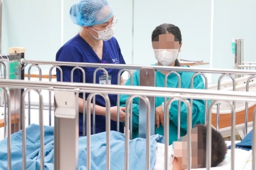 Tình hình sức khỏe của bé trai 4 tuổi bị xe 3 bánh cán đã tiến triển tốt, tự thở, tỉnh táo, giao tiếp tốt. Ảnh: VTC News.