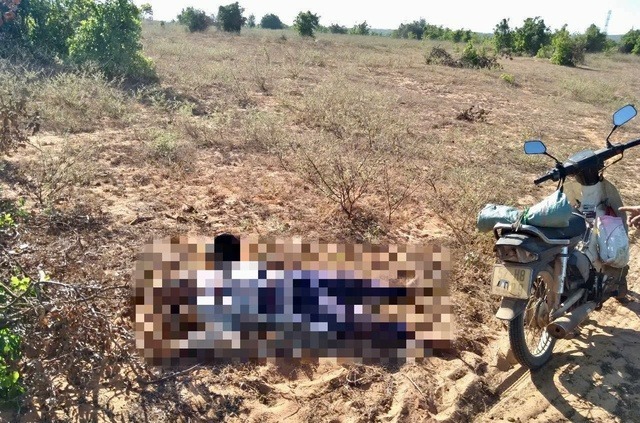 Thi thể người đàn ông tử vong cạnh xe máy. (Ảnh: Người lao động)