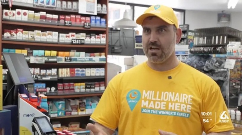 Wilson Samaan, quản lý tạp hóa Sandy's Deli-Liquor ở San Luis Obispo, California, trả lời truyền thông Mỹ. Ảnh: KSBY/VnExpress