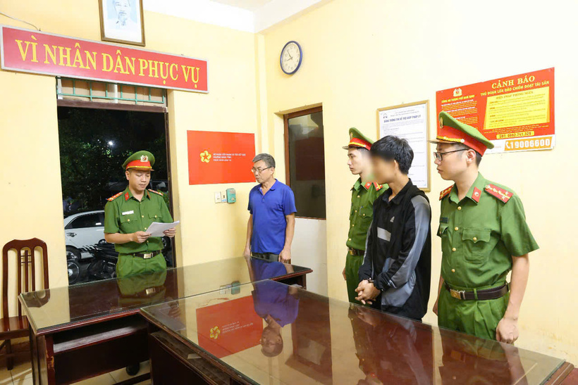 Cơ quan cảnh sát điều tra Công an tỉnh Nam Định đã ra Lệnh giữ người trong trường hợp khẩn cấp, Quyết định tạm giữ hình sự đối với nam thanh niên hành hung điều dưỡng viên Bệnh viện đa khoa tỉnh Nam Định về hành vi “Gây rối trật tự công cộng”.