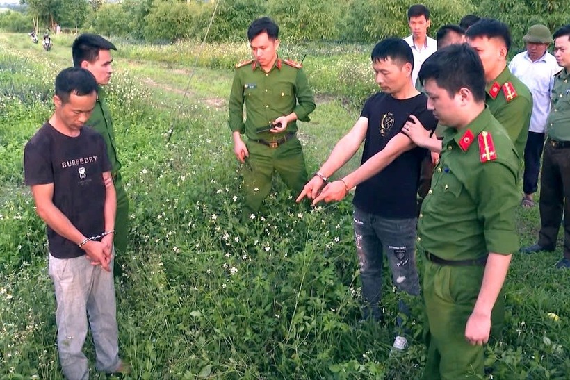 Cơ quan chức năng dựng lại hiện trường vụ đào bới trên khu lăng mộ vua Lê Túc Tông. Ảnh: Ảnh: Pháp luật TP.HCM