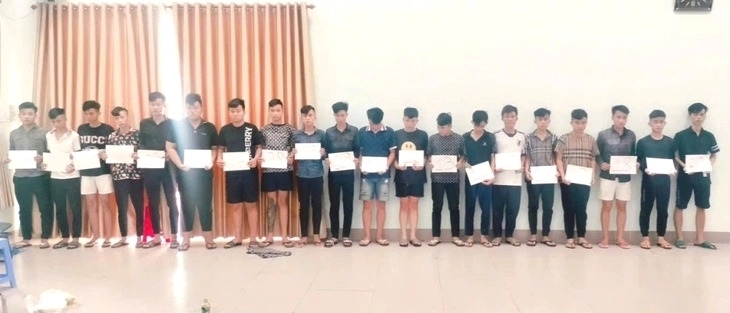 Các thanh thiếu niên bị bắt giam sau vụ gây rối trật tự công cộng. Ảnh: Tuổi trẻ