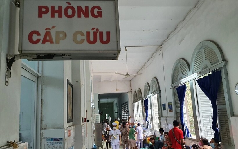 Cháu bé 2 tuổi được gia đình đưa đi cấp cứu sau khi uống nhầm bột thông cống. Ảnh: Dân trí