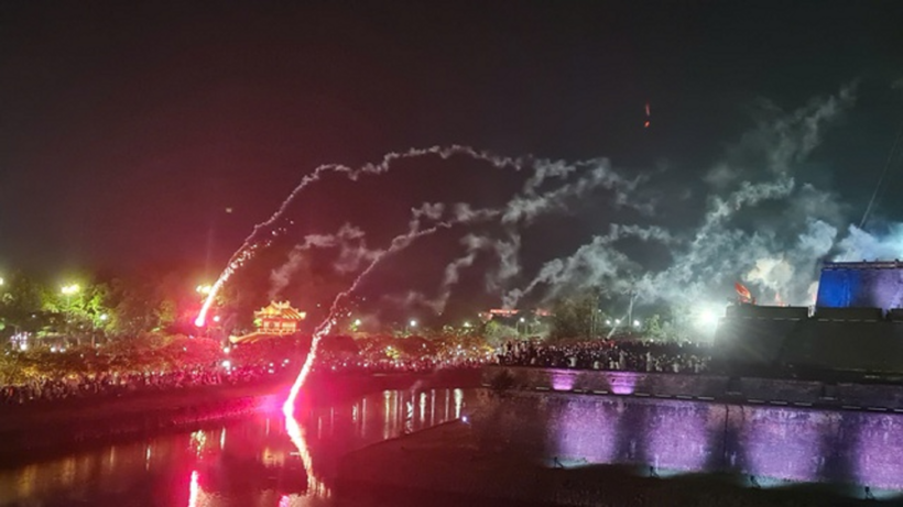 Hoả pháo từ súng thần công rơi xuống hộ thành hào, khu vực Phu Văn Lâu nơi có hàng ngàn người đứng xem. Ảnh: NLĐ