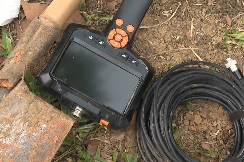 Cả hai người sử dụng một bộ dụng cụ thăm dò, gồm 1 cây săm bằng kim loại chuyên dùng săn tìm đồ cổ và máy gắn thiết bị cảm ứng dò tìm kim loại.Ảnh: VietNamNet