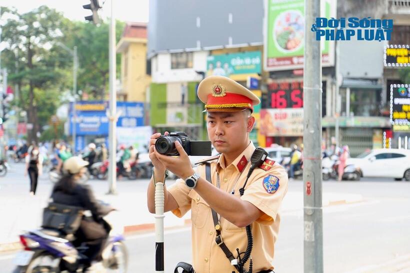 Những trường hợp có thể dừng xe tại chỗ, tổ công tác sẽ trực tiếp lập biên bản xử lý; với các trường hợp chưa dừng được phương tiện, hình ảnh ghi nhận được sẽ được dùng làm căn cứ để xác minh và gửi thông báo xử phạt nguội
