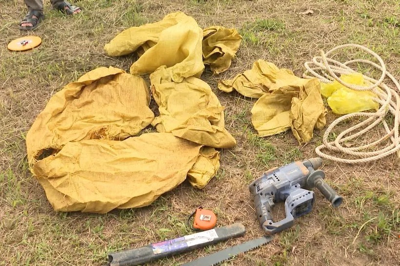 Khoan điện cầm tay, dây thừng, mền bông, cưa tay, bao bì, bạt, bao tay, xẻng, xà beng… để hai kẻ gian thực hiện hành vi. Ảnh: VietNamNet