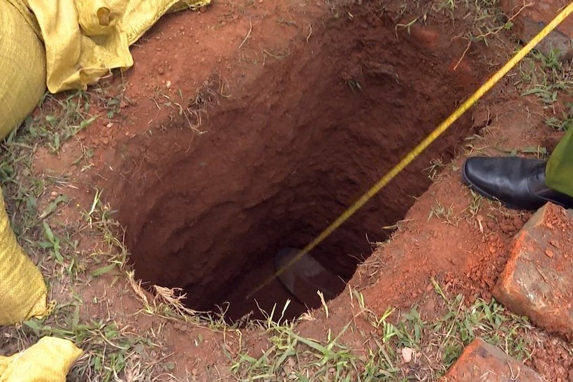 Hình ảnh hố sâu hơn 1m mà hai người Trung Quốc đã đào tại khu lăng mộ vua Lê Túc Tông.Ảnh: VietNamNet