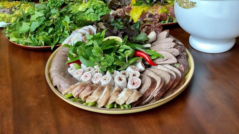 Khi ăn lòng lợn, nên kết hợp với nhiều loại rau xanh để tăng cường chất xơ, vitamin và khoáng chất, đồng thời giúp cân bằng dinh dưỡng.