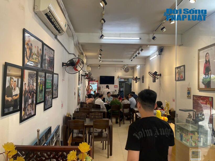 Đoàn kiểm tra liên ngành an toàn thực phẩm quận Cầu Giấy (Hà Nội) đã tiến hành kiểm tra đột xuất cơ sở “Lòng chát quán” tại địa chỉ số 18 Trần Thái Tông, phường Dịch Vọng Hậu.