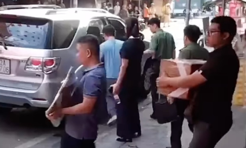 Lực lượng chức năng thu giữ tài liệu, giấy tờ từ nhà Lê Việt Hùng chiều 7/5. Ảnh: Dân Trí