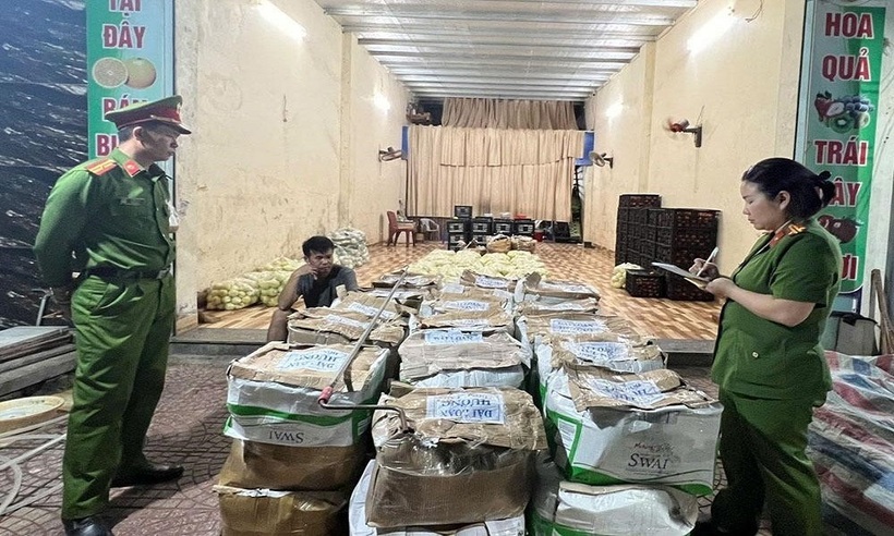 Lực lượng chứng năng tiến hành&nbsp; lập biên bản thu giữ số rau, củ, quả dương tính với chất độc hại.