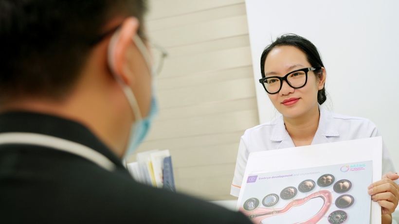 TS.BS Bùi Thị Phương Hoa, Trưởng phòng Nghiên cứu khoa học và Đào tạo, bác sĩ Di truyền, Bệnh viện Nam học và Hiếm muộn Hà Nội tư vấn cho vợ chồng hiếm muộn mang gen bệnh tan máu bẩm sinh