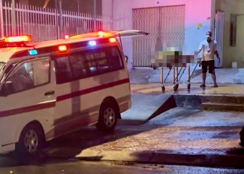 Thi thể người tử vong được đưa đi khám nghiệm. Ảnh: Lao động