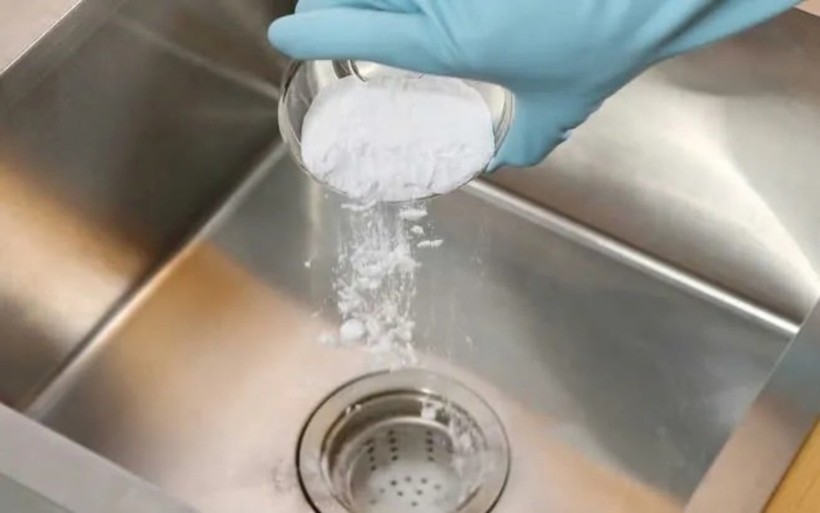 Bệnh nhi được đưa vào bệnh viện trong tình trạng bỏng toàn bộ khoang miệng do uống nhầm bột thông cống. Ảnh minh họa: Thời báo VTV