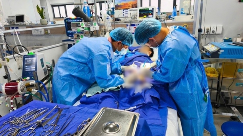 Các bác sĩ khoa Cấp cứu - Hồi sức tích cực và chống độc Bệnh viện Đại học Y Hà Nội (cơ sở Hoàng Mai) thực hiện kỹ thuật ECMO cho người bệnh dưới sự chỉ huy của PGS.TS Hoàng Bùi Hải. Ảnh: Sức Khỏe & Đời Sống