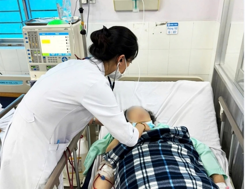 Sau 4 giờ điều trị tích cực bằng phương pháp lọc máu cấp cứu, kiểm soát huyết áp và hỗ trợ chức năng hô hấp, tình trạng người bình đã ổn định và cải thiện rõ rệt. Ảnh: Pháp Luật TP.HCM