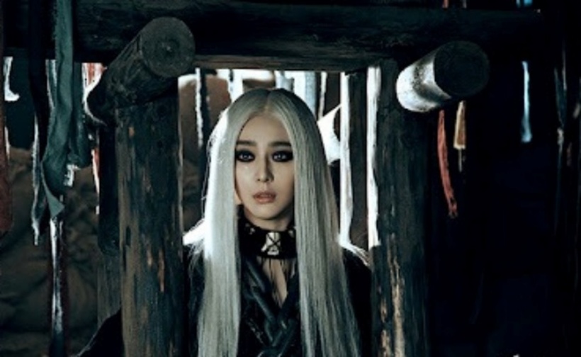 Phạm Băng Băng xinh đẹp với tạo hình tóc trắng, khuôn mặt ma mị pha lẫn nét u buồn.