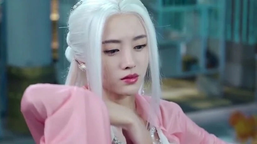 Cúc Tịnh Y từng “gây sốt” với tạo hình tóc bạch kim.