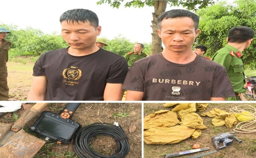 Hai nghi phạm và các dụng cụ dùng để đào bới. (Ảnh: Công an Thanh Hóa)