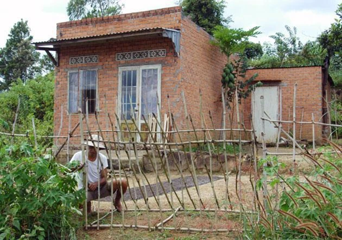 Thời điểm ông Hoàng Văn M. rào nhốt con gái trong nhà vào năm 2013. (Ảnh: Công an nhân dân)