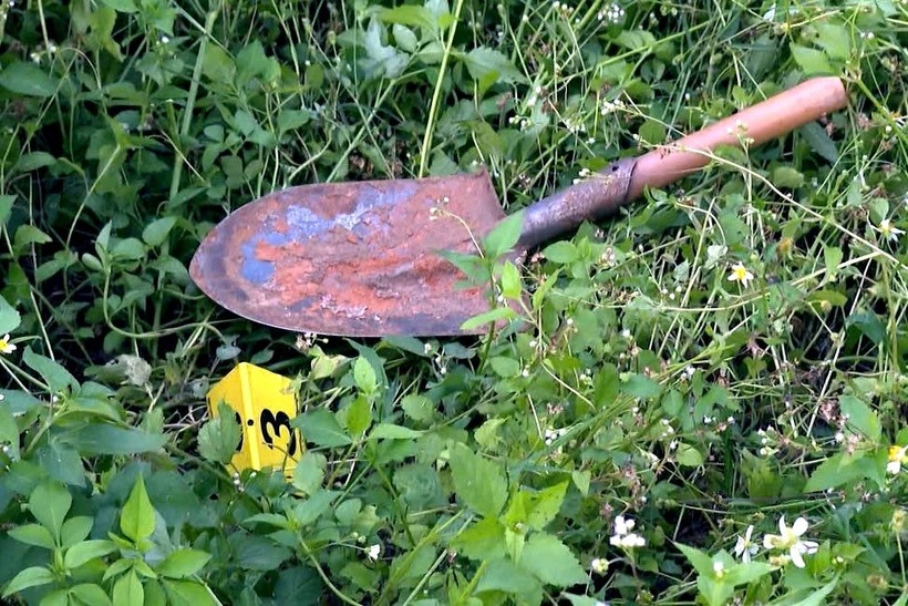 Xẻng của các đối tượng dùng để xâm hại mồ mả. Ảnh: Pháp luật TP.HCM