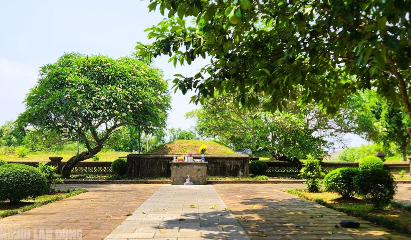 Khu lăng mộ vua Lê Túc Tông nằm ở khu biệt lập, vắng vẻ cách xa khu dân cư tại xã Kiên Thọ, huyện Ngọc Lặc (Thanh Hóa).