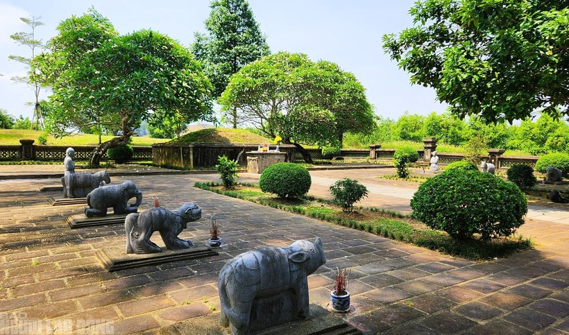 Nơi đây, cách Trung tâm Nghiên cứu lịch sử và Bảo tồn di sản Thanh Hóa khoảng 3km.