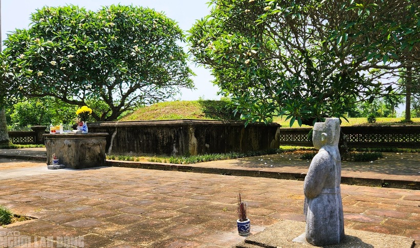 Khu mộ vua Lê Túc Tông hình vuông với 4 bức tường được xây dựng kiên cố bằng xi măng.