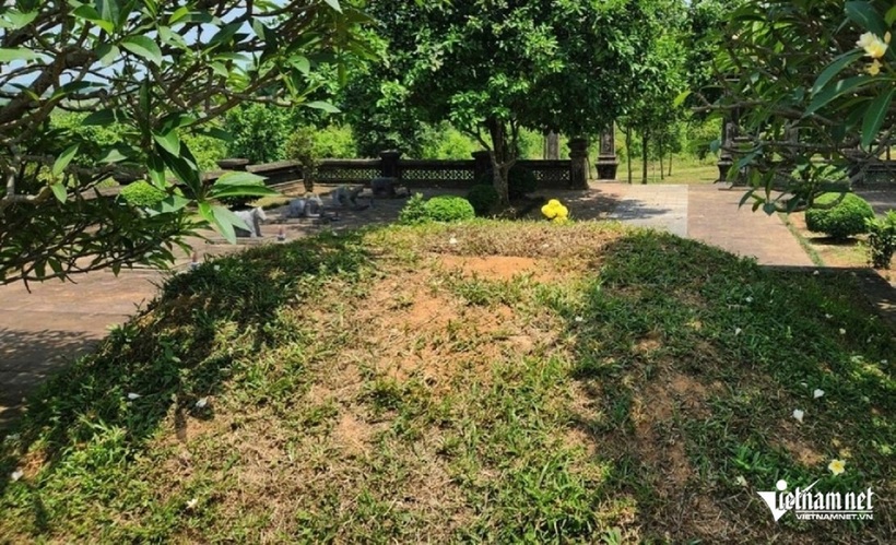 Trên đỉnh ngôi mộ bị xâm hại đã được lấp lại.