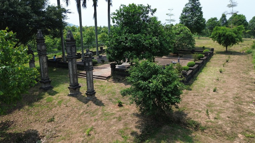 Toàn cảnh khu lăng mộ vua Lê Túc Tông