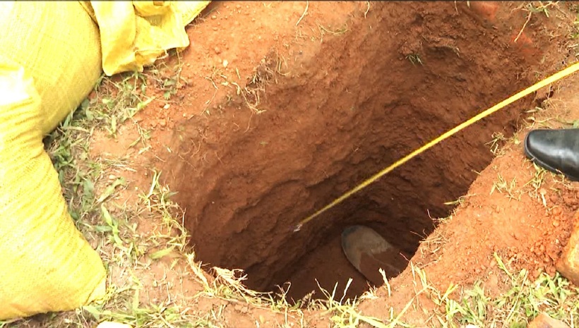 Vị trí 2 người Trung Quốc đào bới để tìm cổ vật.