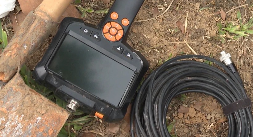 Tại cơ quan công an, các nghi phạm Deng Zhui và Shen JiangYang khai ngày 28/4 nhập cảnh từ Trung Quốc vào Việt Nam qua Cửa khẩu quốc tế Móng Cái (Quảng Ninh) với mục đích đi trộm cổ vật ở các khu mộ cổ của vua chúa, hoặc mộ của người giàu có. Khi nhập cảnh Việt Nam, các đối tượng mang theo 1 cây xăm bằng kim loại, 1 máy gắn thiết bị cảm ứng dò tìm kim loại. Đến địa bàn TP.Thanh Hóa, các đối tượng lưu trú tại một khách sạn ở P.Điện Biên, sau đó mua khoan điện cầm tay, dây thừng, cưa tay, bao bì, bạt, bao tay, xẻng, xà beng…, rồi thuê xe máy đến khu lăng mộ vua Lê Túc Tông để quan sát.