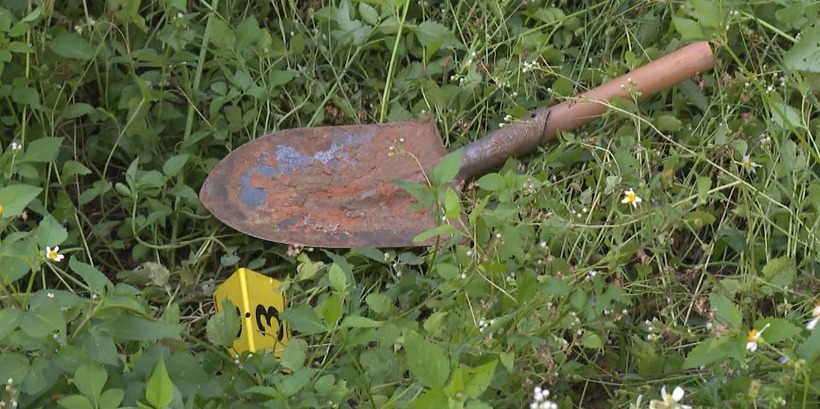 Từ sáng đến tối 3/5, Deng Zhui và Shen JiangYang đã dùng các dụng cụ, thiết bị thăm dò và đào bới khu lăng mộ vua Lê Túc Tông nhưng không tìm được gì có giá trị