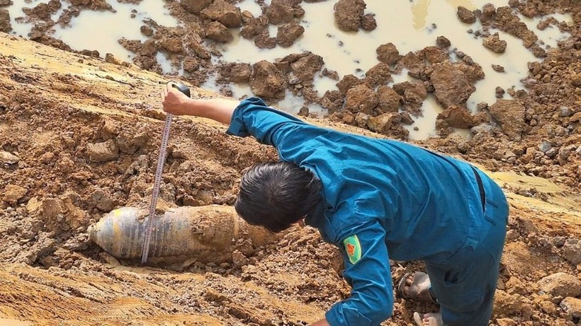 Phát hiện vật thể nghi là bom dài 0,8 m khi đào ao. (Ảnh: PLO)