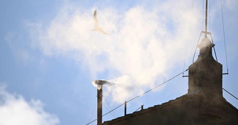 Khói trắng bốc lên, Mật nghị Hồng y đã chọn được tân Giáo hoàng. Ảnh: Reuters