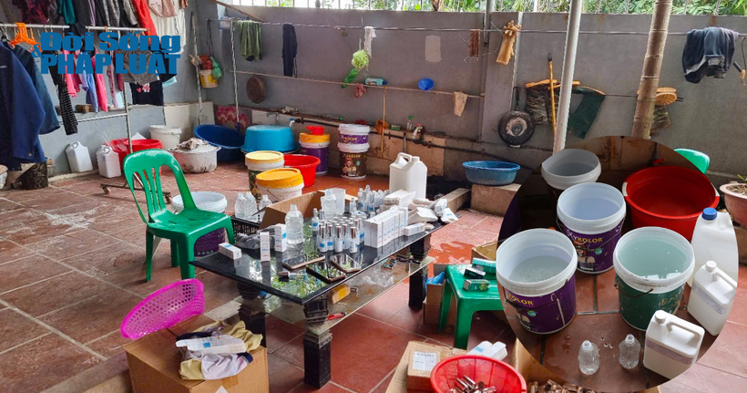 Cận cảnh nơi sản xuất mỹ phẩm giả.