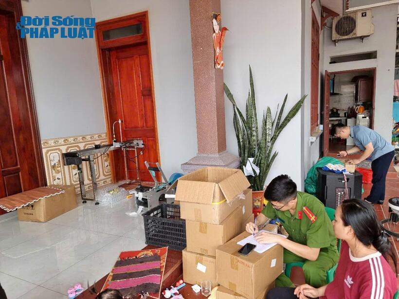 Cận cảnh xưởng sản xuất mỹ phẩm giả, phân phối hàng trăm nghìn đơn trên Shopee, Tiktok thu lợi 6 tỷ bằng công nghệ "siêu bẩn" - 5