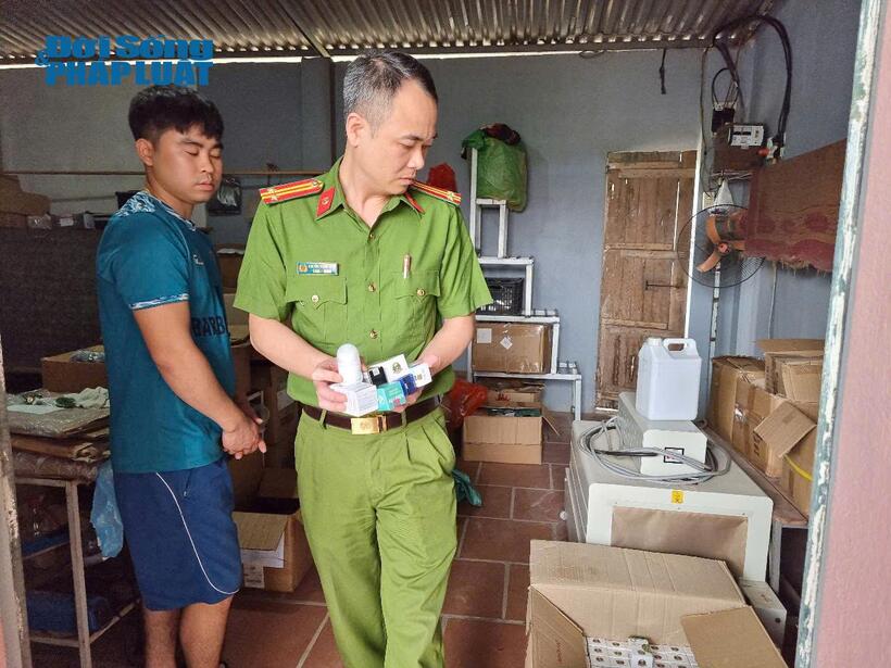 Cận cảnh xưởng sản xuất mỹ phẩm giả, phân phối hàng trăm nghìn đơn trên Shopee, Tiktok thu lợi 6 tỷ bằng công nghệ "siêu bẩn" - 10