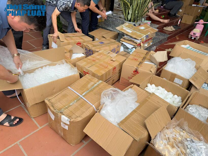 Cận cảnh xưởng sản xuất mỹ phẩm giả, phân phối hàng trăm nghìn đơn trên Shopee, Tiktok thu lợi 6 tỷ bằng công nghệ "siêu bẩn" - 8