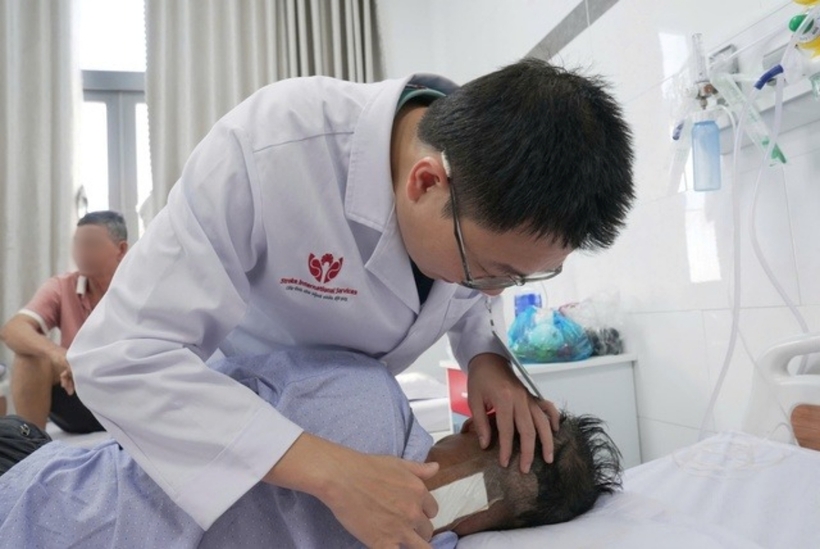 Ca mổ cấp cứu được tiến hành trong vòng gần 9 giờ và đã cứu người đàn ông thoát khỏi nguy cơ tàn phế. Ảnh: Người Lao Động