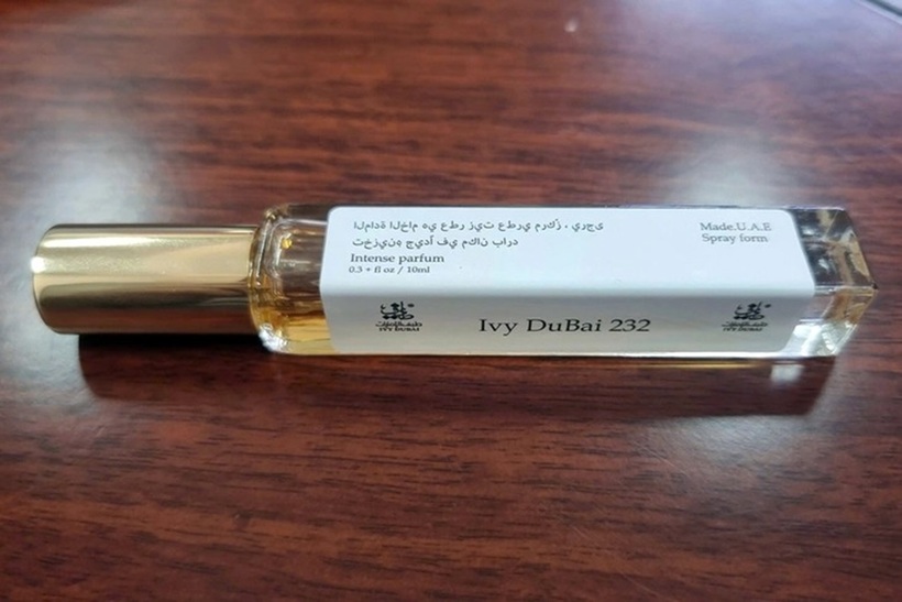 Nước hoa giả dán mác Ivy DuBai. Ảnh: Tuổi trẻ Online