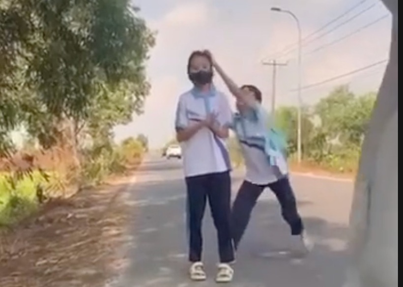 Hình ảnh nữ sinh bị bạn đánh. Ảnh: Dân Việt
