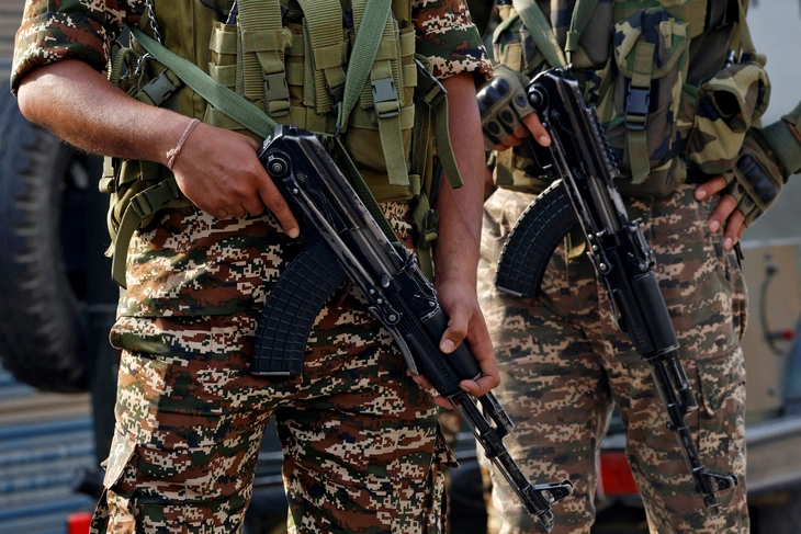 Lực lượng an ninh Ấn Độ đứng gác gần hiện trường vụ rơi máy bay chiến đấu Wuyan, Pulwama, miền nam Kashmir. (Ảnh: Reuters)