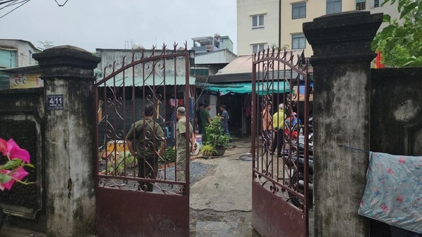 Lực lượng chức năng phong tỏa, khám nghiệm hiện trường. Ảnh: Tuổi Trẻ