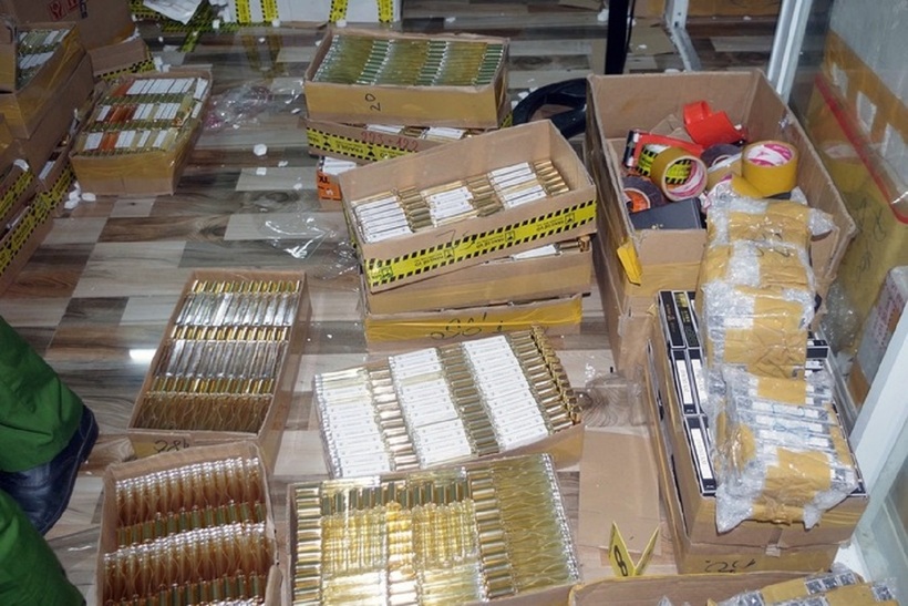 Sau đó dán nhãn mác lên thân chai và đóng hộp có in giả xuất xứ "Made in U.A.E", đem bán ra thị trường qua việc livestream bán hàng trên các nền tảng mạng xã hội và các sàn thương mại điện tử.