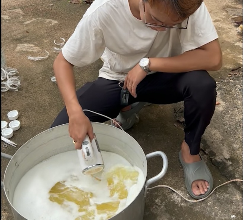 Các đối tượng dùng máy đánh trứng để quấy hóa chất làm nước hoa giả