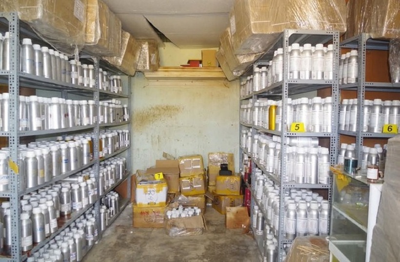 Tại cơ quan công an, Tuyết, Long và Tính khai nhận các hóa chất, nguyên liệu, tem nhãn, vỏ hộp nước hoa… đều được mua trên mạng xã hội, về lưu giữ trong các kho hàng.