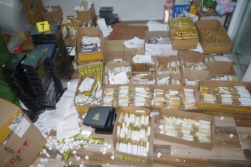 Dung dịch sau khi pha trộn được đổ vào các chai kim loại hoặc can nhựa để chứa và sang chiết lại vào chai có dung tích từ 10 - 50 ml.